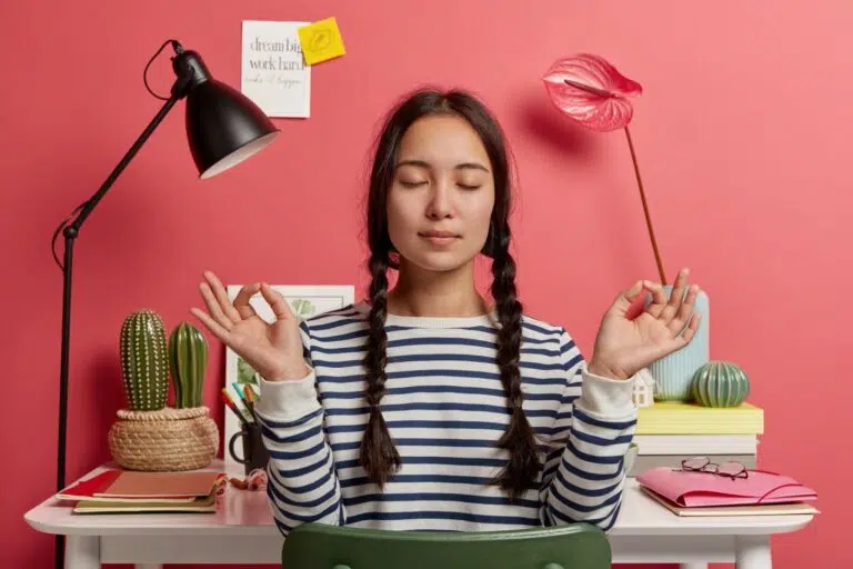 Find the best selection of self-reflection journal prompts, and journal prompts for self-reflection sou you can start working on yourself today.