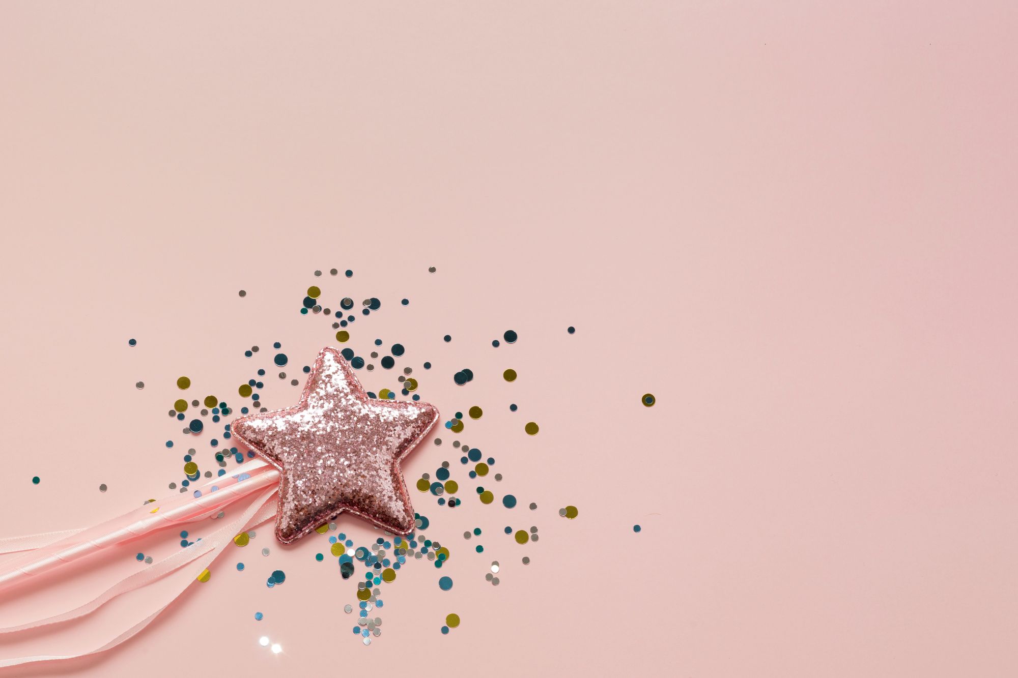 End of the year journal prompts to help you with end of the year journaling. Answer these personal reflection questions for end of year, learn when it's the best time to do end of year journaling and find gratitude prompts for end of year