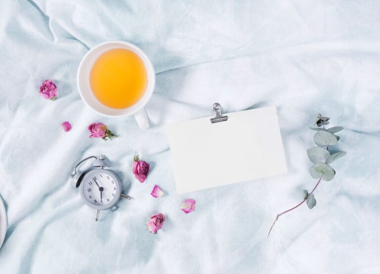 In this article you'll find calm morning routine and easy morning routine ideas. Our mindful morning routines will help you answer: how to do a morning routine